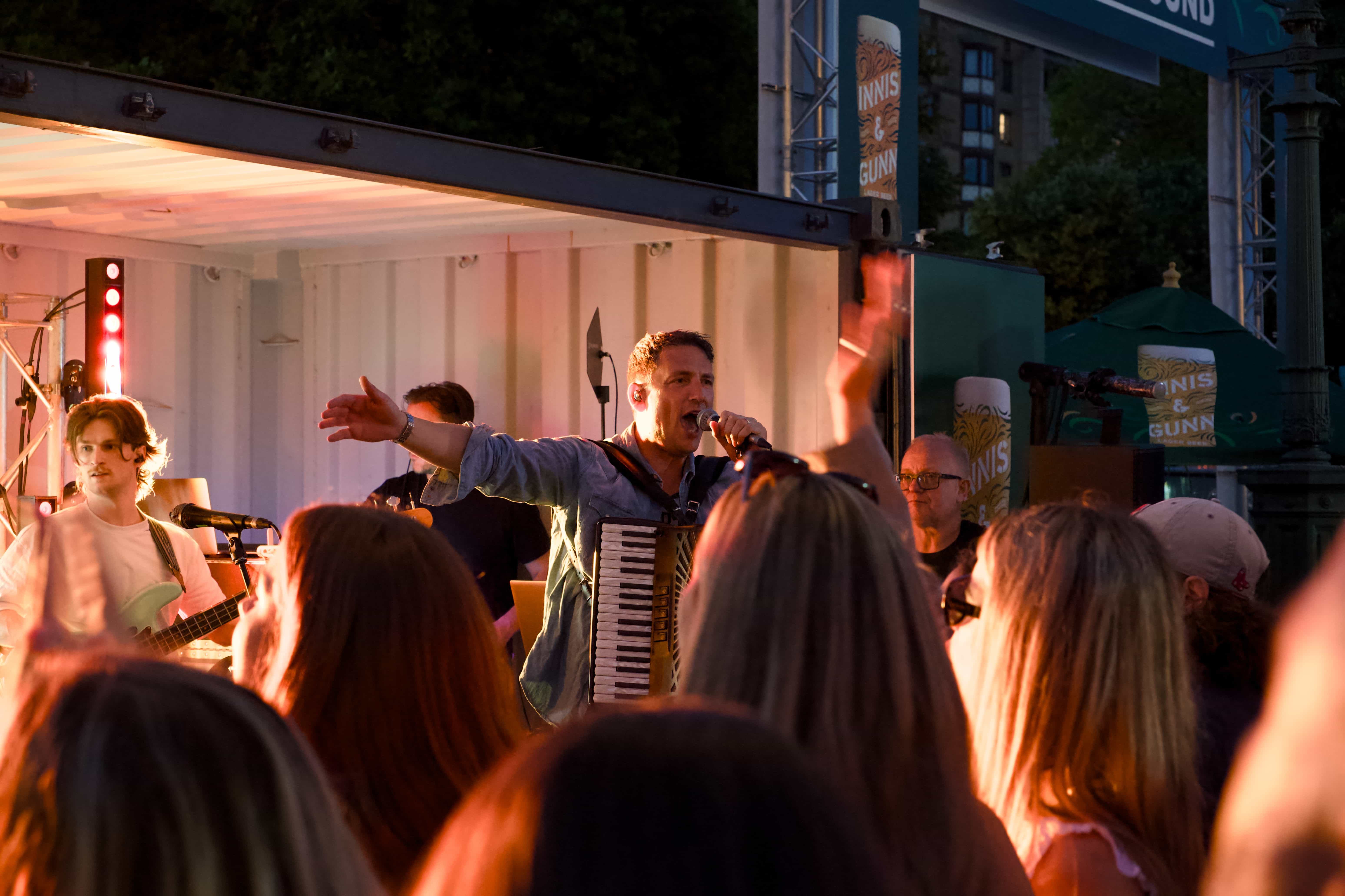 OutdoorMusicConcertManran2.jpg